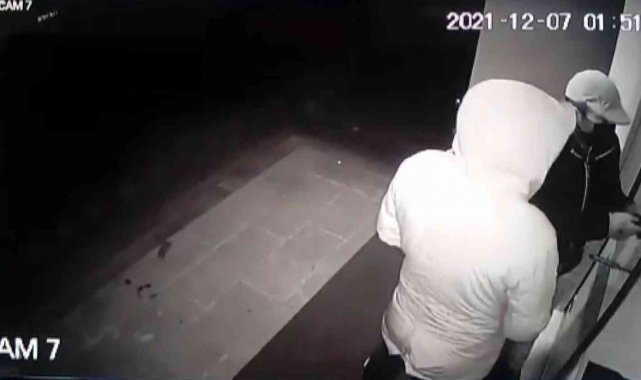 Değnekli hırsızlar kamerada