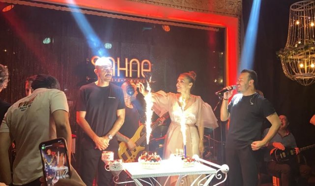 Demet Akalın ve Okan Kurt çiftinden görkemli 10. yıl kutlaması