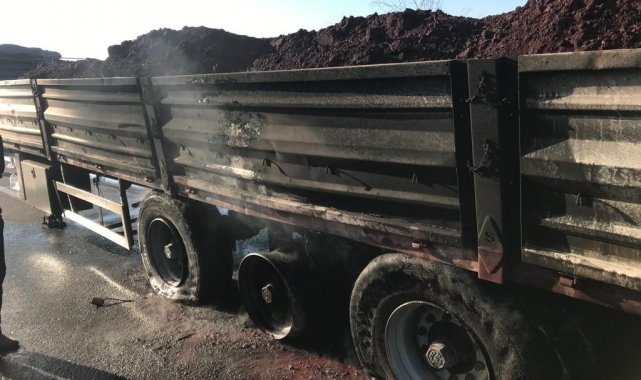 Demir oksit hammaddesi yüklü tırın dorsesi seyir halindeyken yandı