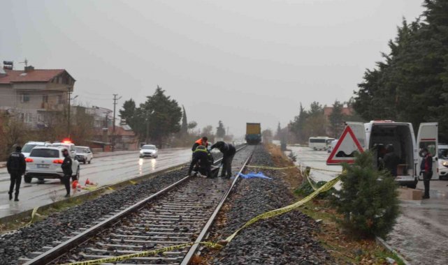Demiryolundan karşıya geçmek isteyen kadına yük treni çarptı: 1 ölü