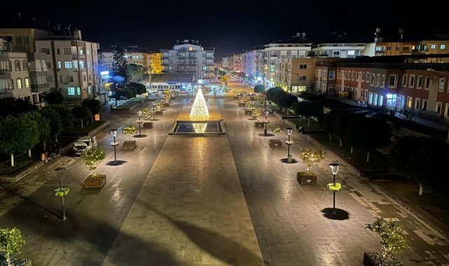 Demre Noel Baba Meydanı'nda ışıklandırma çalışması