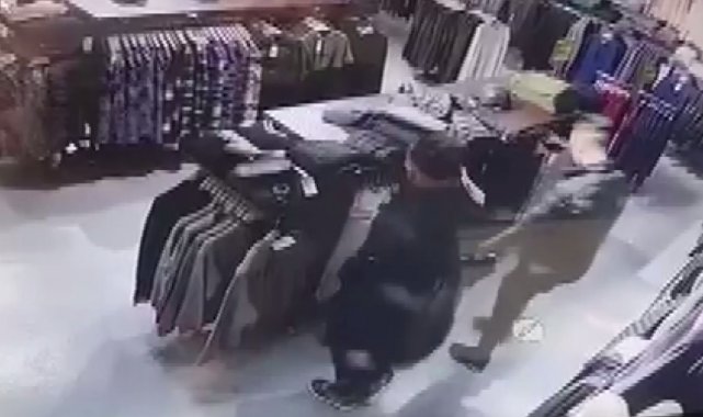 Denediler, katladılar, çantalarına koyup kaçtılar