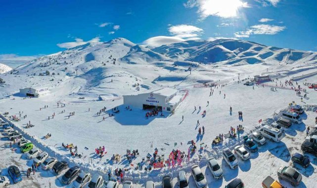 Denizli Kayak Merkezi&#039;nde kar kalınlığı 25 santimetreyi buldu