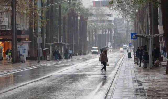 Denizli'de haftaya yağışla başladı
