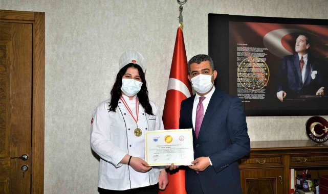 Denizlili Hatice, 30 ülkenin 300 şefini geçerek altın madalya kazandı