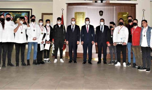 Denizlili liseliler 2. Gastro Antalya'dan madalyalarla döndü