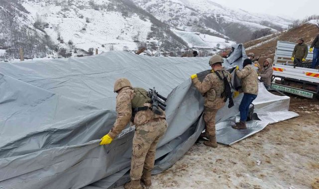 Deprem bölgesindeki hayvan çadırlarını Mehmetçik kurdu