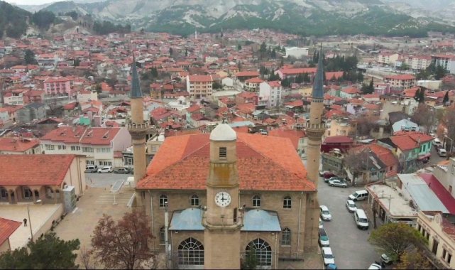 Depremin ardından ayağa kaldırılan tarihi saat kulesi ve Ulu Cami kendine hayran bıraktırıyor