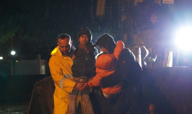 Dere taştı, mahsur kalan vatandaşlar askeri araçlarla kurtarıldı