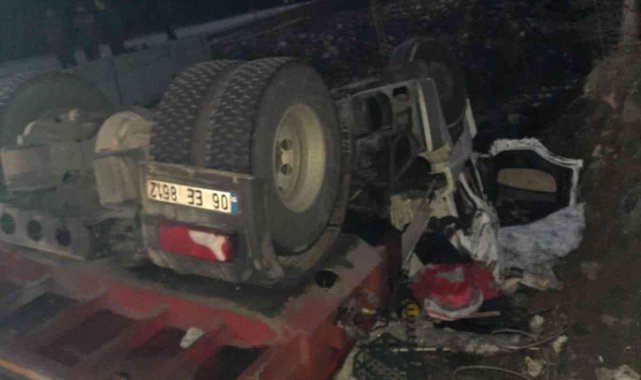 Dere yatağına devrilen tırın sürücüsü hayatını kaybetti