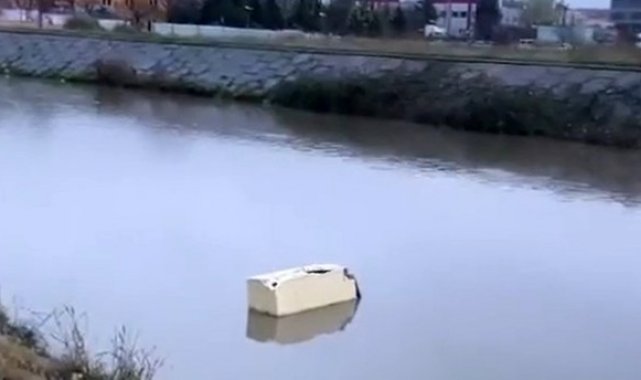 Dereye atılan buzdolabı görenleri şaşkına çevirdi: