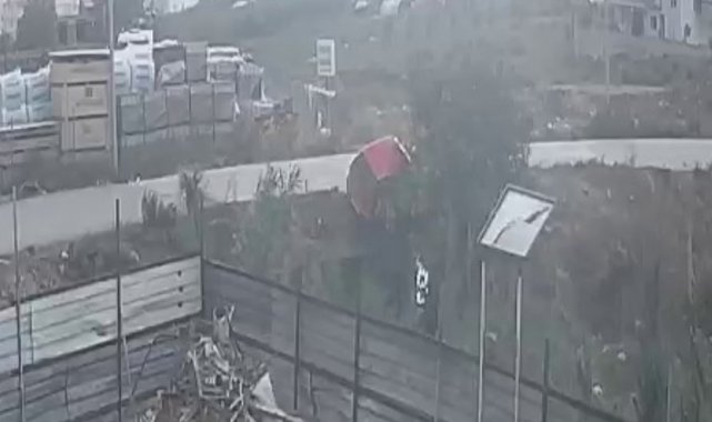 Dereye uçmak üzere olan arabayı esnaf kurtardı