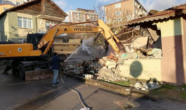 Derince&#039;de tehlike arz eden binalar yıkılıyor