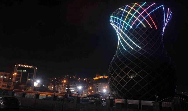 Dev çay bardağı ışıklandırıldı, ortaya renkli görüntüler çıktı