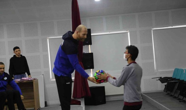 Develi Belediyespor takımı oyuncuları öğrencilerle bir araya geldi