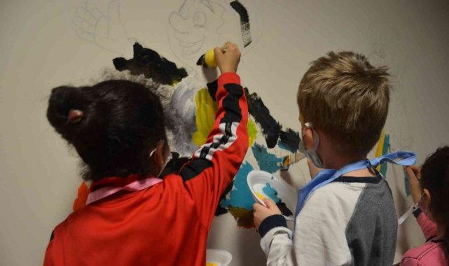 Devlet hastanesinde yatan çocuklar duvarlara resimler çizdi