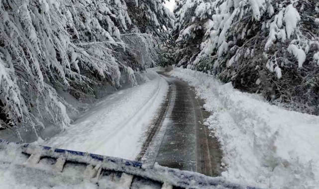 Devrek&#039;te kar yolları kapattı