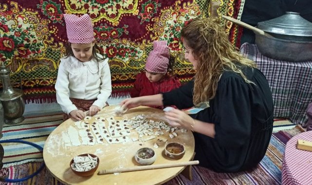 Devrekli minik eller mantı yapıp dolma sardı