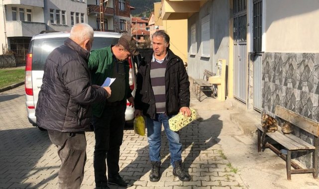 Devrekli muhtardan vatandaşlara hediye