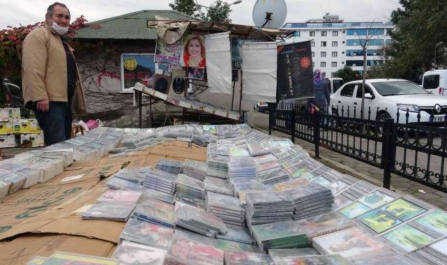 Devri biten kasetleri, pazar pazar dolaşarak sergileyip satıyor