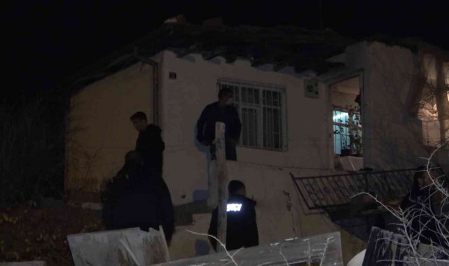 Devrilen soba odayı yaktı, bekçiler su kovalarıyla söndürdü