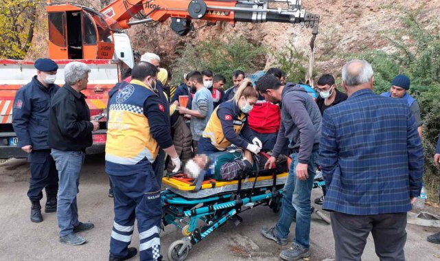 Devrilen traktörün altında kalan 2 kişi yaralandı