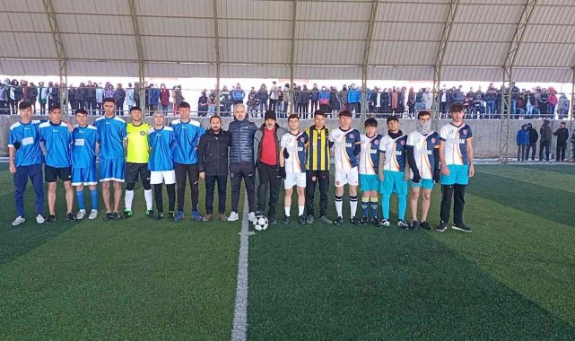 Dicle'de kaymakamlık özel futbol turnuvasının şampiyonları kupalarını aldı
