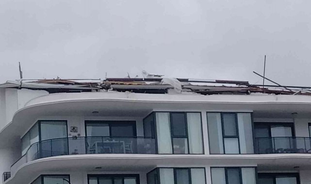 Didim'de lodos çatı uçurdu