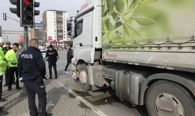 Dilenirken tırın altında kalan yaşlı kadın öldü