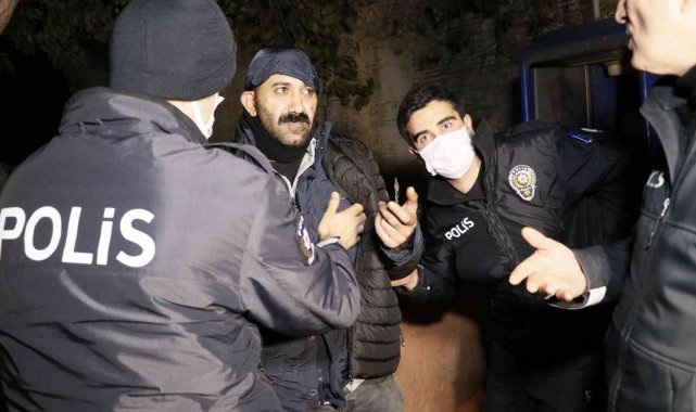 Dini nikahlı karısını otele başkasıyla girdiğini görünce bıçaklayarak ağır yaraladı