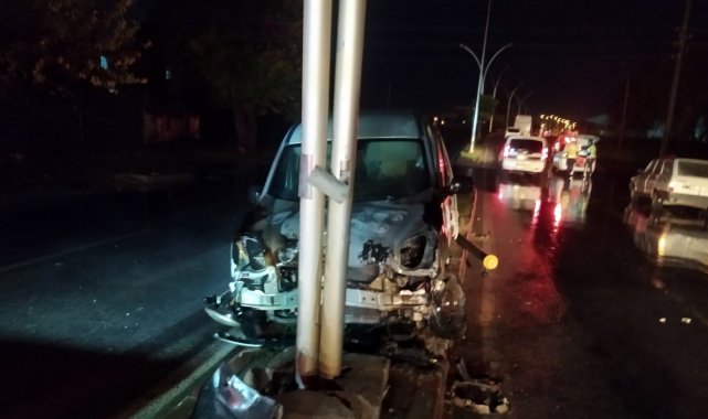 Direğe çarpan araç yandı