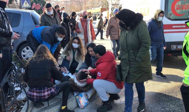 Direksiyon başında epilepsi nöbeti geçiren sürücü refüje çarparak durabildi