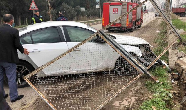 Direksiyon hakimiyetini kaybeden sürücü duvara çarptı: 1 yaralı