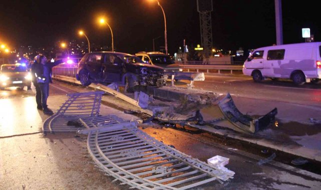 Direksiyon hakimiyetini kaybetti, demir korkulukları parçalayıp refüje çıktı:1 yaralı