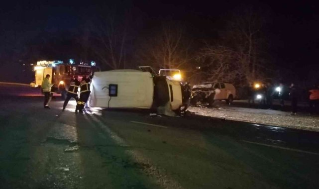 Direksiyon hakimiyetini kaybetti, karşı yöndeki araçla çarpıştı: 1'i ağır 3 yaralı