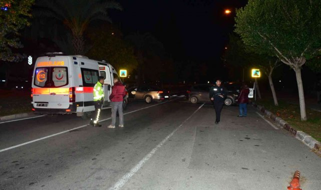 Direksiyon hakimiyetini kaybetti, park halindeki araçlara çarptı: 1 yaralı