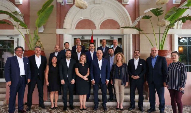 Dışişleri Bakanı Çavuşoğlu, Dubai'de Türk İş Konseyi üyeleriyle bir araya geldi