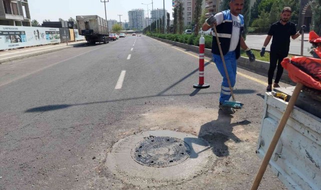 DİSKİ yerinden çıkarılan rögar kapaklarının yerine yenisini bırakıyor