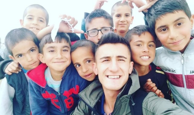 Diyadin'de mahalle mahalle dolaşıp öğrencilere fotoğrafçılığı öretiyor