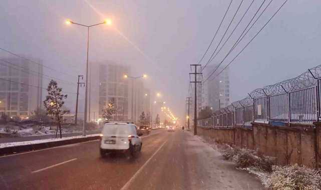 Diyarbakır'a mevsimin ilk karı yağdı