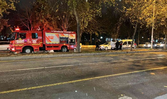 Diyarbakır'da park halindeki hafif ticari araç yandı