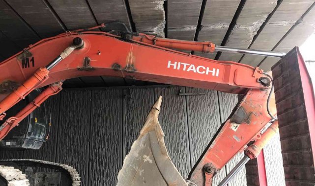 Diyarbakır'da Tırın dorsesindeki iş makinası alt geçide takıldı