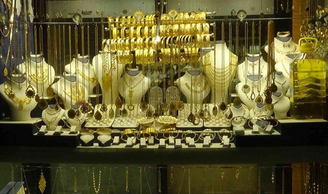 Diyarbakırlı kuyumcu stokçulara tepki göstererek yağ ile altını aynı vitrine koydu