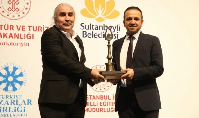 Doç. Dr. Gökhan Tunç'un eseri İstanbul Edebiyat Festivali'nden ödülle döndü