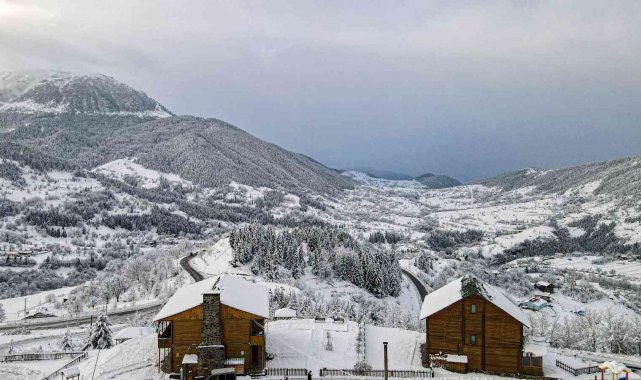 Doğa harikası Sakin Şehir ünvanlı Şavşat beyaza büründü