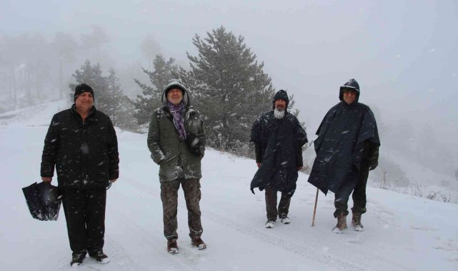 Doğa severlerin kar yağışında yürüyüş keyfi