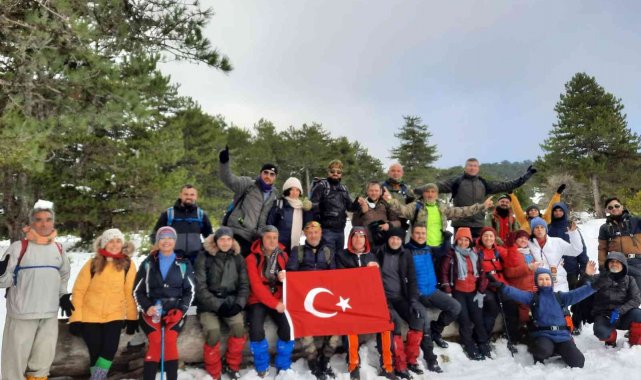Doğa tutkunları kar kalınlığının 1 metreye ulaştığı Türkmen Dağı&#039;na çıktılar