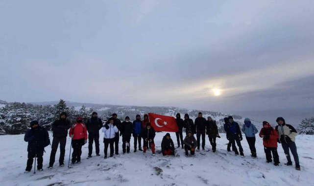 Doğa tutkunları karlı havada bin 450 metreye çıktı
