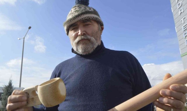 Doğada bulduğu ağaç köklerini bu hale getiriyor