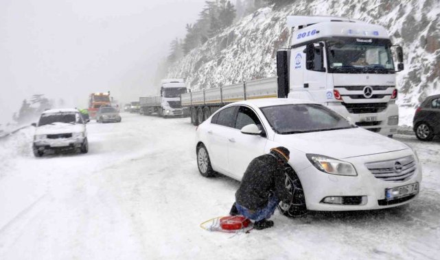 Doğuda kar yolları kapadı